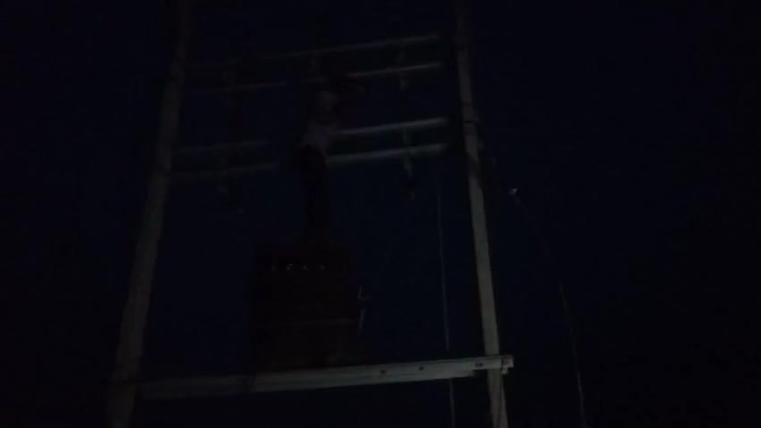 मड़ियाहू: ग्राम पंचायत सिकंदरपुर में बिजली विभाग कर्मी ने रात्रि के समय पोल पर चढ़कर ट्रांसफार्मर की मरम्मत की