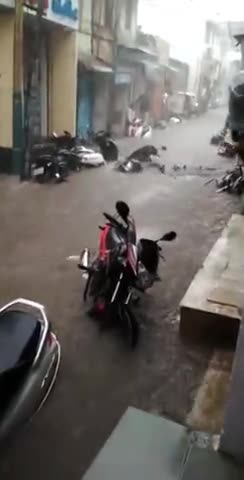 પાટણ: શહેરના ઝવેરી બજારમાં ભારે વરસાદને કારણે બાઇકો પાણીમાં તણાયા