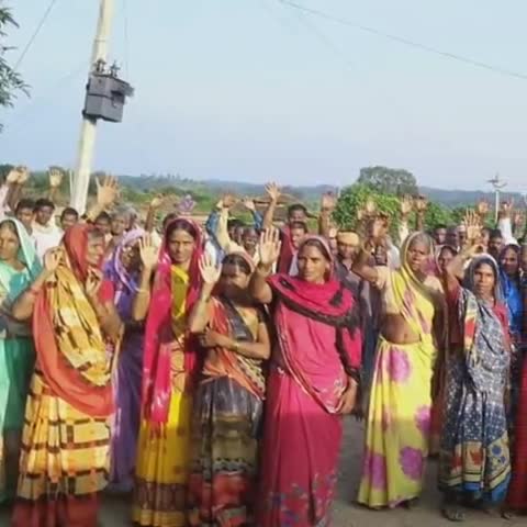 दुधि: करहिया व बोधाडीह गांव को कोंन ब्लाक में शामिल करने के विरोध में ग्रामीणों ने किया प्रदर्शन