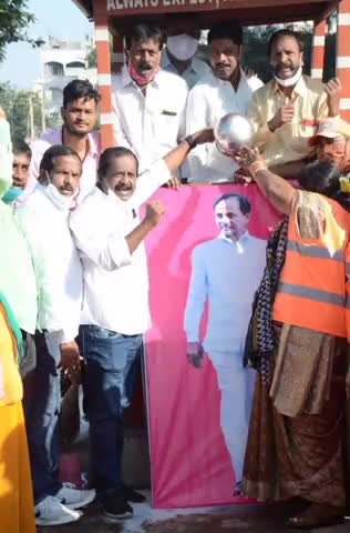 హయత్‌నగర్: కర్మన్ ఘాట్ : సీఎం కేసీఆర్ చిత్రపటానికి పాలాభిషేకం చేసిన కార్పొరేటర్  ముద్ర పోయిన శ్రీనివాసరావు