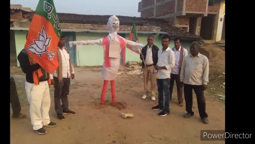नवा बाज़ार: प्रखंड मुख्यालय के पास भाजपाइयों ने किया मुख्यमंत्री हेमंत सोरेन का पुतला दहन