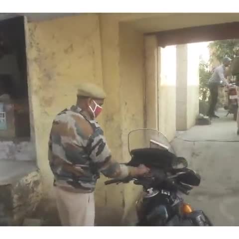 जानसठ: ग्राम पंचायत वाजिदपुर कव्वाली में पंजाब नेशनल बैंक पर पुलिस ने संदिग्ध व्यक्तियों से की पूछताछ
