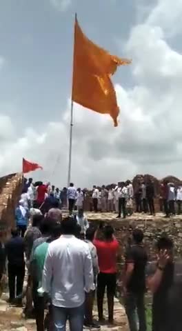लाडपुरा: जयपुर के गलता तीर्थ पर श्री राम लिखे हुए भगवा ध्वज को वहा के विधायक  की मौजूदगी मैं फाड़ दिया गया शर्म करो﻿@ काँग्रेस