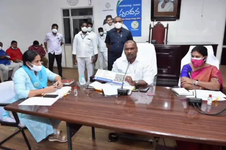 గుంటూరు: నగరంలో అనధికార, అక్రమ కట్టడాలు జరిగే ప్రాంత ప్లానింగ్ సెక్రెటరీ,టి.పి.ఎస్,ఏ.సీ.పీ లకు మెమోలు ఇవ్వాలని ఆదేశించిన నగర మేయర్