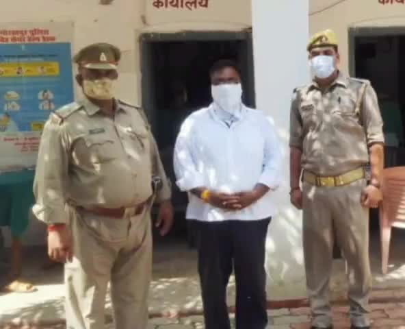 गोला: बेलघाट पुलिस ने धोखाधड़ी के मामले में आरोपी अभियुक्त को कुरावल गांव के पास से गिरफ्तार कर भेजा जेल