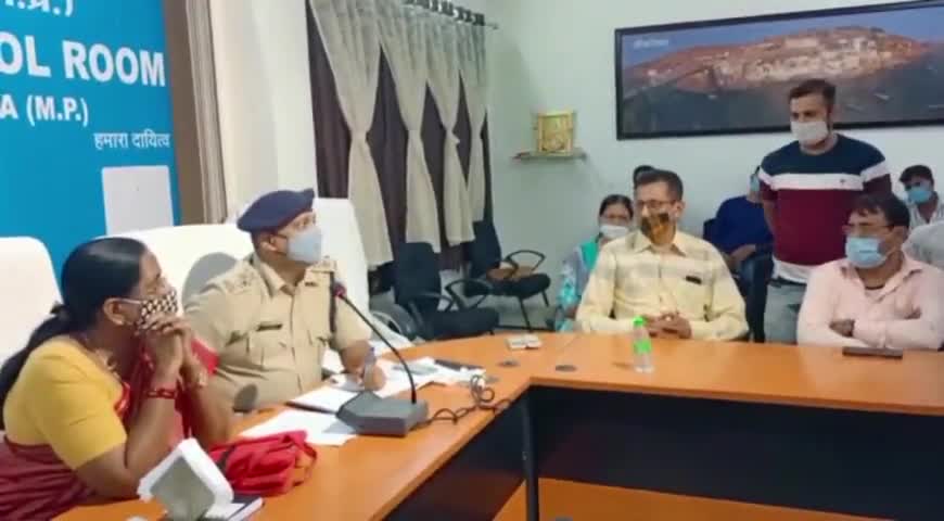 खंडवा: पुलिस कंट्रोल रूम में गणेश महोत्सव को लेकर बैठक का किया गया आयोजन