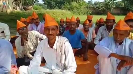 खागा: किसानों पर दर्ज हुए फर्जी मुकदमों को लेकर खखरेडू में धरने पर बैठे किसान मजदूर कल्याण समिति के सैकड़ों किसान