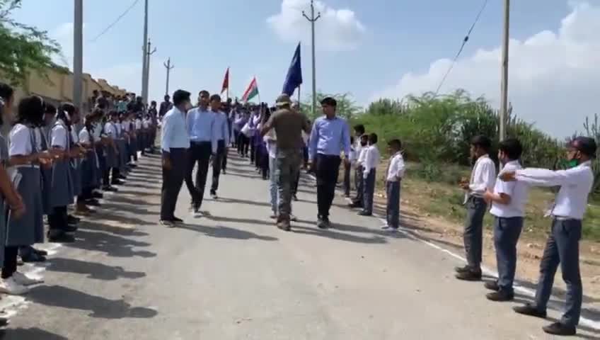 सराड़ा: मॉडल विद्यालय सराडा में विद्यार्थियों ने सेना के जवानों से जवान के शहीद होने पर उन्हें दुख होता है सहित कई प्रश्न पूछे
