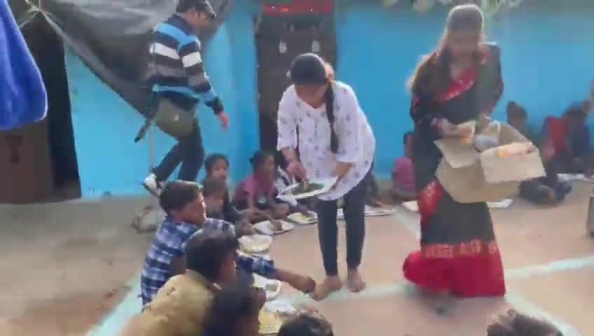 भिंड नगर: मानवता की पाठशाला संगठन की सदस्य ने कीर्ति स्तंभ के पीछे रहने वाले गरीब बच्चों को भोजन कराकर मनाया बेटे का जन्मदिन