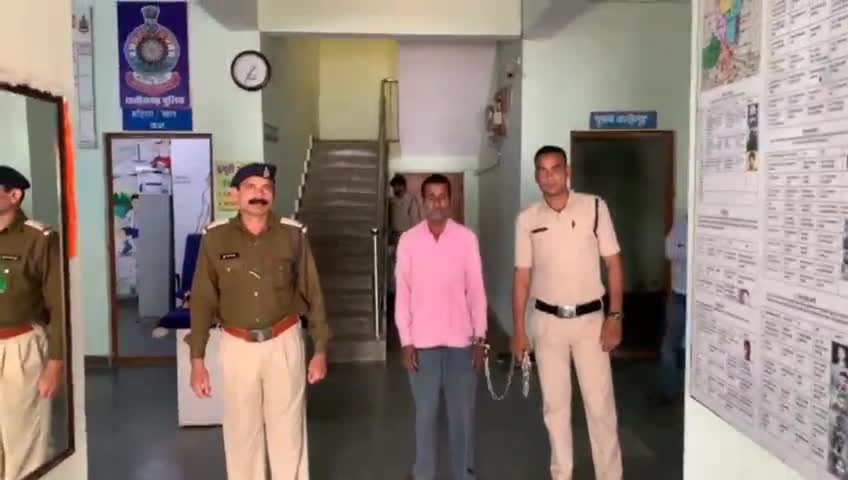 अभनपुर: कौंदकेरा में अपने ही घर के सामने 38 पव्वा देशी मसाला शराब के साथ  आरोपी को पुलिस ने पकड़कर भेजा जेल