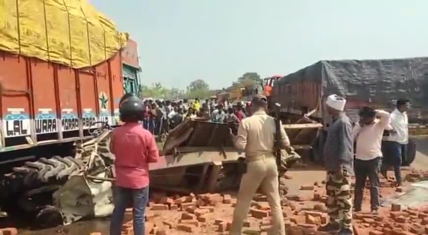 दुर्गावती: चिपली NH 2 के समीप सड़क हादसे के बाद ट्रैक्टर एवं ट्रक को पुलिस ने किया जप्त