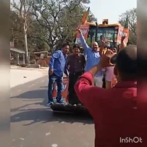 तरबगंज: ग्राम पंचायत रेतादल सिंह में भाजपा बूथ प्रभारी विजय पान्डेय ने भाजपा विधायक की जीत पर बुलडोजर से किया क्षेत्र भ्रमण