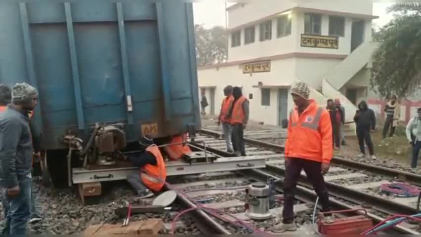 झारखंड : मालगाड़ी की तीन बोगी हुई बेपटरी, कई ट्रेनें रद्द - Jharkhand: Three bogies of goods train derailed, many trains canceled
