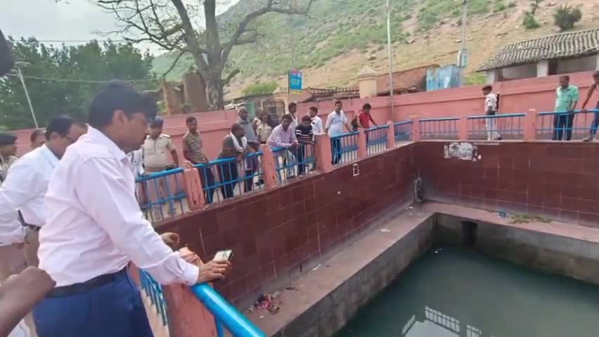 Gaya Town CD Block, Gaya : गया टाउन सीडी ब्लॉक: मोहड़ा स्थित तपोवन गर्म जल  कुंड का जिलाधिकारी ने किया औचक निरीक्षण, 7 दिनों के अंदर कुंड को साफ करने  के दिए