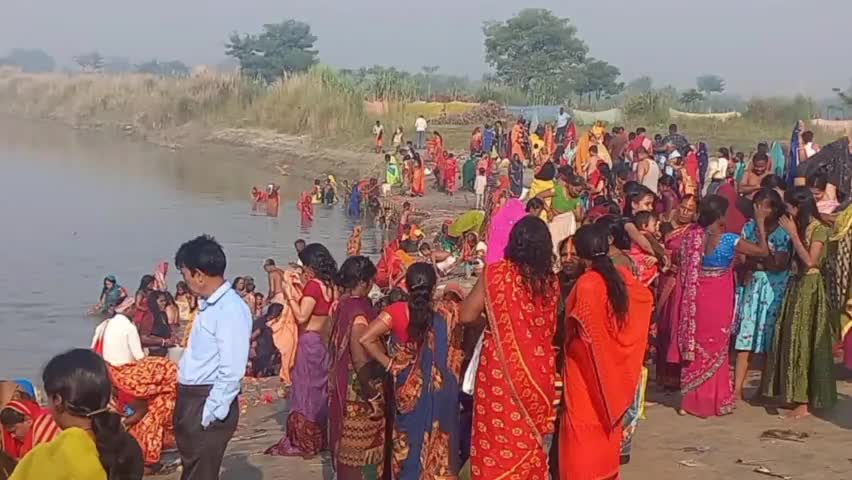 Saraiya, Muzaffarpur : सरैया: रेवा घाट पर साल के अंतिम चंद्रग्रहण के उपरांत  कार्तिक मास के आरंभ में बहती पवित्र जलधारा में श्रद्धालुओं ने लगाई डुबकी ...