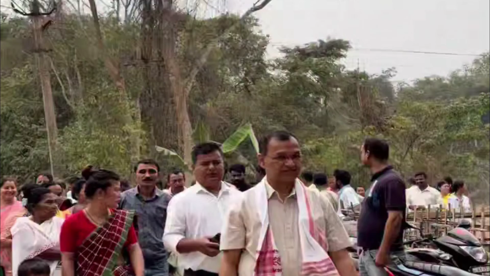 সৰুপথাৰ: টেঙানিত তামুলী গাঁৱৰ পৰা শেনচোৱা সংযোগী পকী পথৰ আধাৰশিলা ...