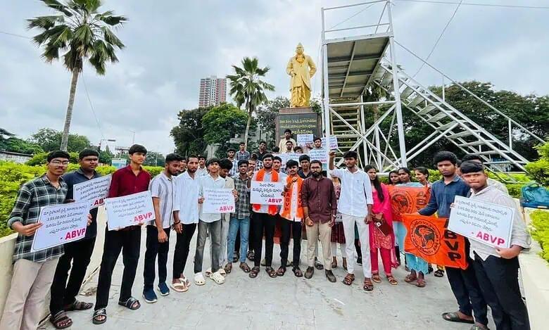Private colleges in Telangana begin indefinite strike