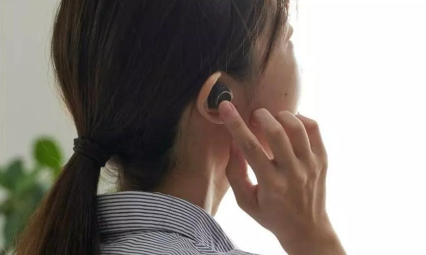 Are your all-day earbuds quietly causing skin trouble?