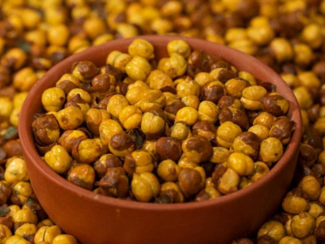 How to identify pure roasted chana amid reports of cancer-causing dye being used?
