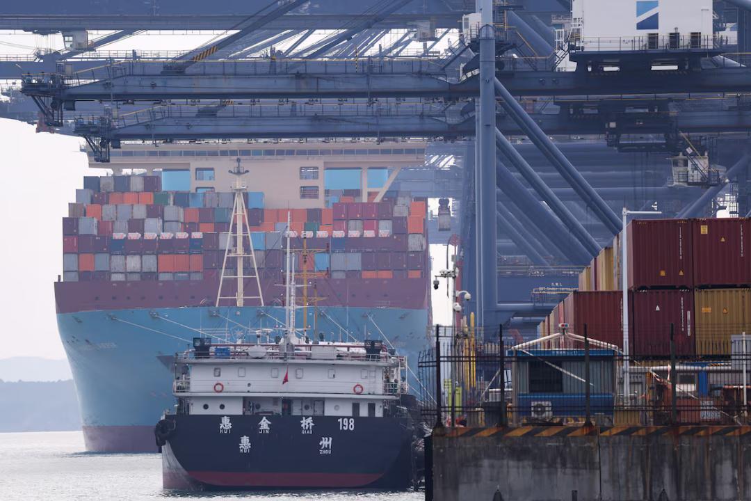 China's exports fall for 1st time in 8 months