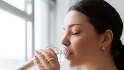 How does 'chewing' water improve digestion and reduce acidity?