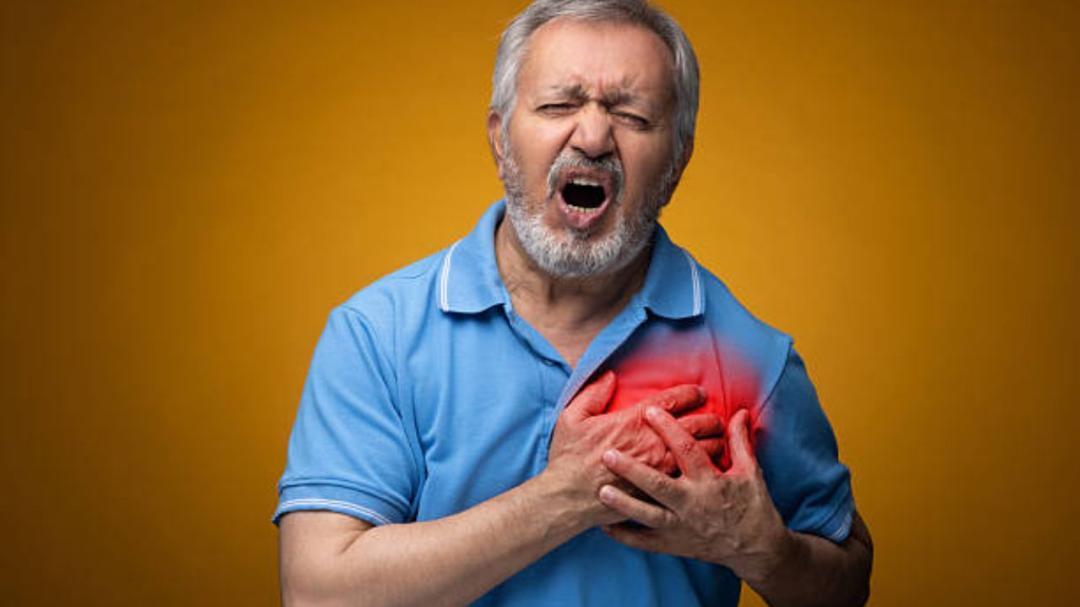 What to do if you are at home alone and suspect a heart attack?