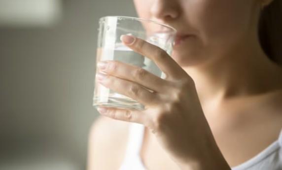 What happens to the body if a person drinks warm water before sleeping?