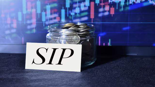 How can a person build a ₹3 crore corpus over 20, 25 and 30 years with SIP?