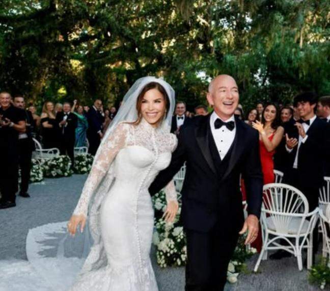 Woman claims Bezos-Sanchez edited wedding pics, says 'Her dress changes in pics', sparks debate