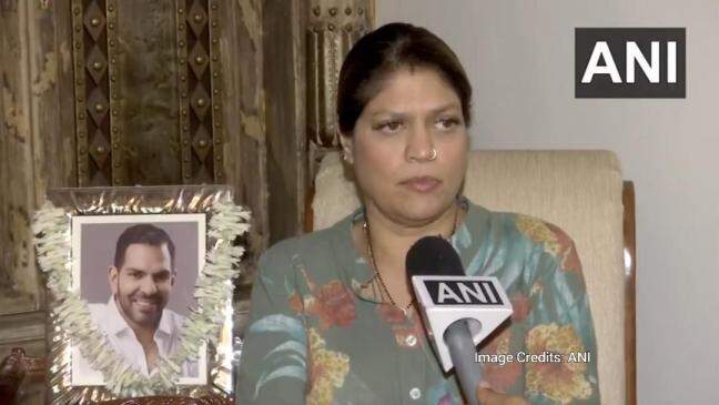Sona threw my mother on the street, its name came from my father: Sunjay Kapur's sister