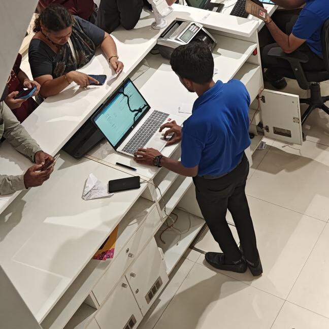 Woman posts pic of Croma staff working with broken laptop, says 'They deserve better'