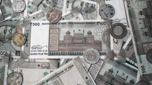 Forex reserves drop by $2.3 bn to $700 bn for week ending Sept 26