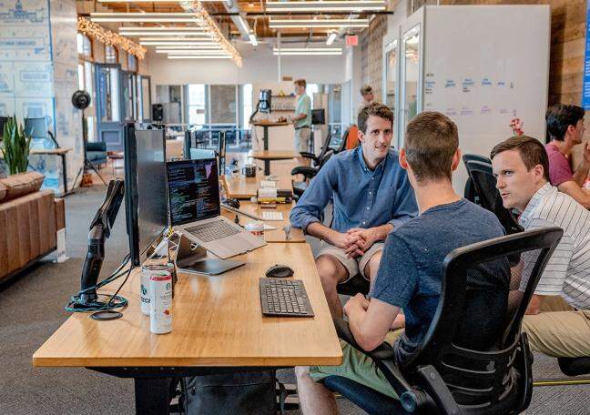 How do incubators support early-stage startups?