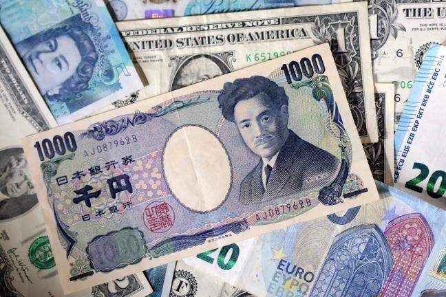 Yen weakens, dollar firm as Fed rate cut bets fade