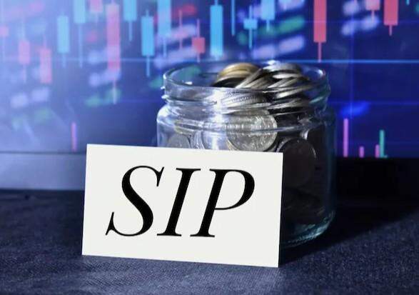 When will a person become a crorepati with ₹25,000 monthly SIP at 10%, 12% & 15% returns?