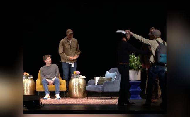 Lawyer jumps on stage & serves subpoena to Altman in criminal case, video shows crowd booing