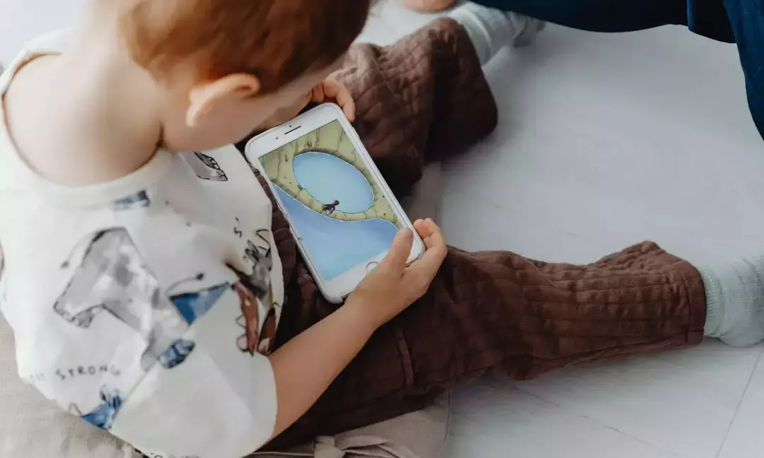 Long screen time tied to ADHD, brain changes in kids