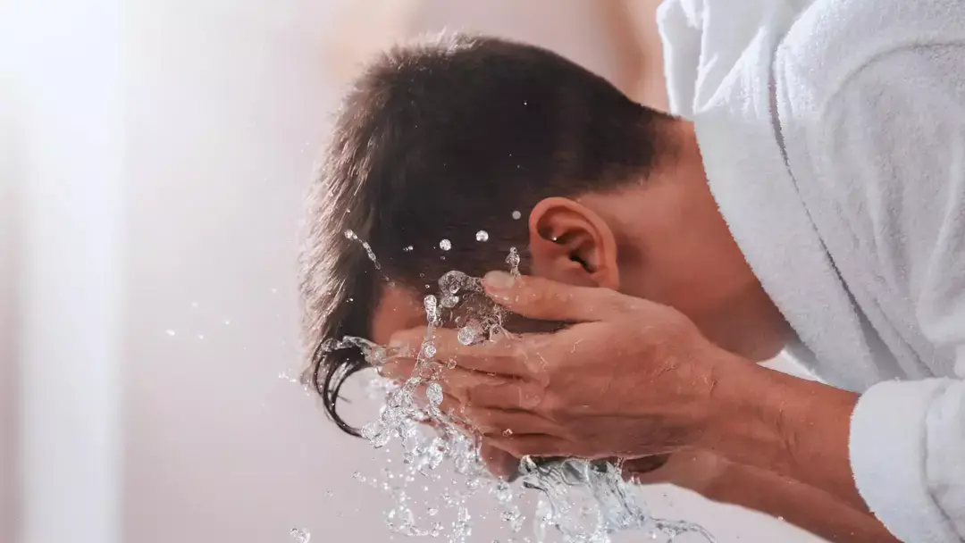 What are benefits & risks of washing face with salt water?