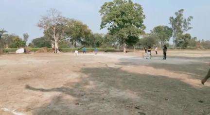 बिसौली: बिसौली के गाँव मिठामई मे आज सम्राट आशोक महान क्रिकेट टूर्नामेंट में संग्रामपुर और बिल्सी के बीच मैच खेला गया