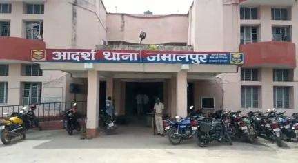 जमालपुर: मुंगेर रोड स्थित मार्बल दुकान से मोबाइल चोरी करने का मामला आया सामने, पुलिस ने चोर को हिरासत में लिया