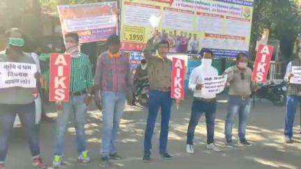 नीमच नगर: विभिन्न राजनीतिक मजदूर संगठनों ने किसान बिल के विरोध में भारत माता चौराहा पर नीमच में किया प्रदर्शन
