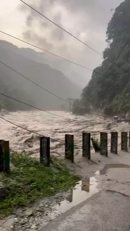 Sikkim: 23 #Army personnel reported missing and some vehicles are submerged under slush at Bardang near #Singtam.